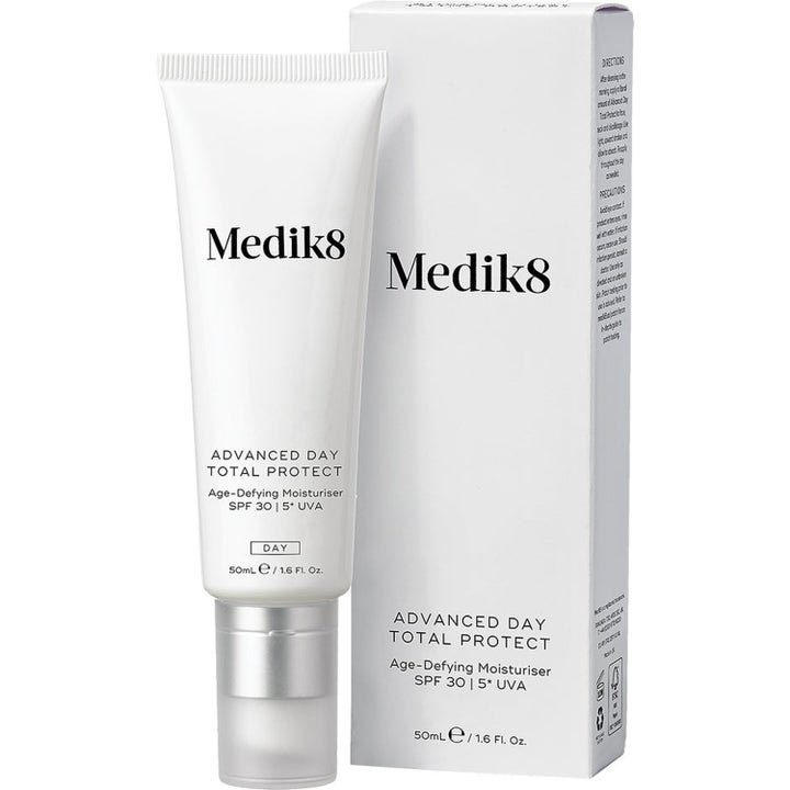 Medik8 Advanced Day Total Protect 50 ml hudpleie og fuktighetskrem med SPF 30 i hvit tube og eske
