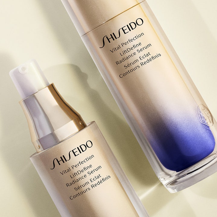 Shiseido Vital Perfection Liftdefine Radiance Serum 40 ml oppstrammende ansiktsserum i gullfarget og lilla flaske