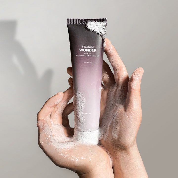 haruharu wonder Black Rice Moisture 5.5 Soft Cleansing Gel 100 ml i lilla tube som skaper et mykt renseskum i hendene