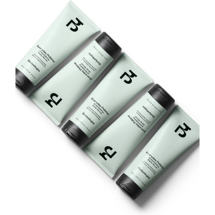 Bodyologist Everyday Polisher 200 ml body scrub som gir glød i lysegrønne tuber liggende på rekke.