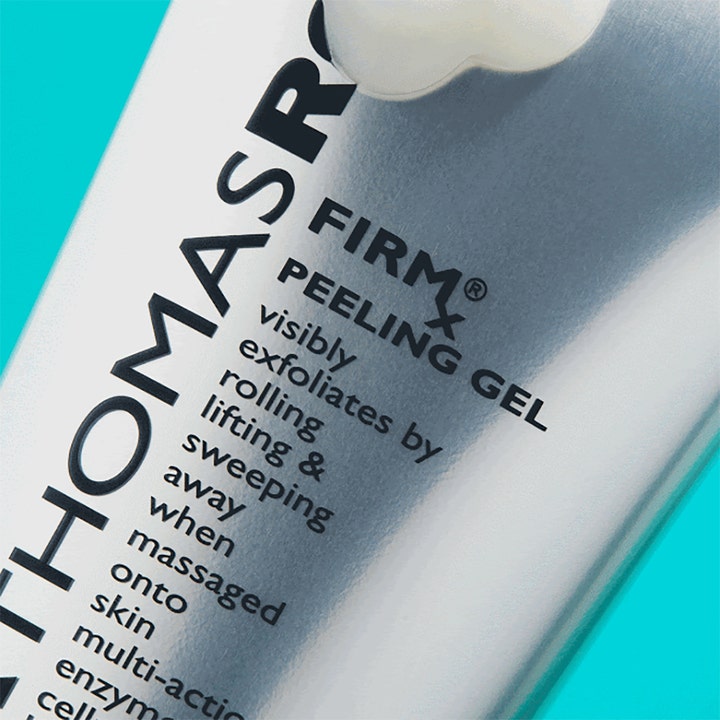 Peter Thomas Roth Firmx Peeling Gel 100 ml eksfolierende ansiktsskrubb med hvit geltekstur på sølvfarget tube