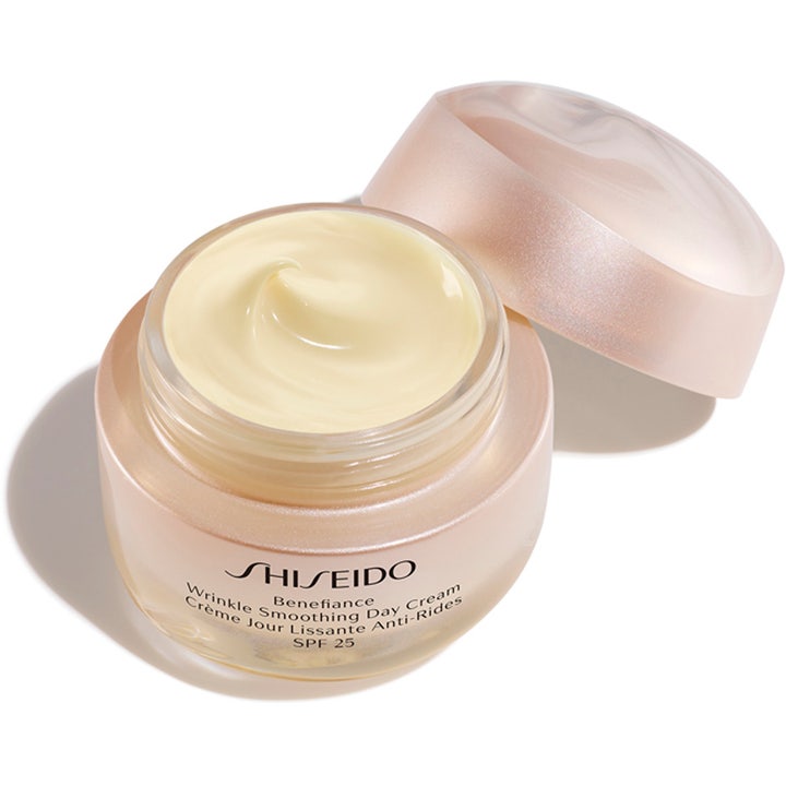 Shiseido Benefiance Wrinkle Smoothing Day Cream 50 ml dagkrem mot rynker i åpen perlemorskrukke med SPF 25
