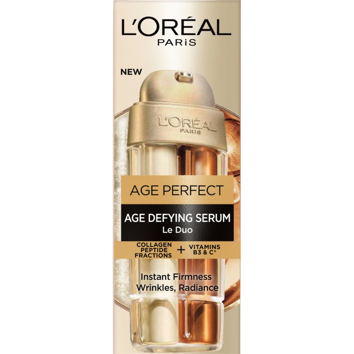 L'Oréal Paris Age Perfect Le Duo 30 ml serum gir glattere hud vist med kvinne som holder en gullfarget tokammersflaske.