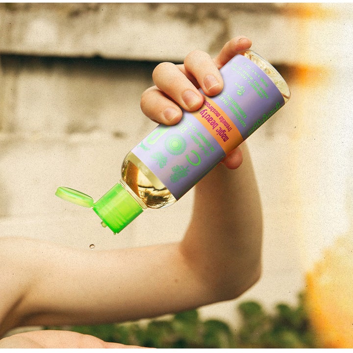 Chasin' Rabbits Magic Beauty Shroom 200 ml vegansk toner i klar flaske med grønn kork holdt i en hånd.