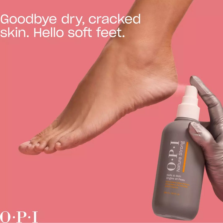 OPI Nature Strong Soft & Gone Callus Softener 250 ml fotspray som gir myke føtter i grå flaske på rosa bakgrunn.