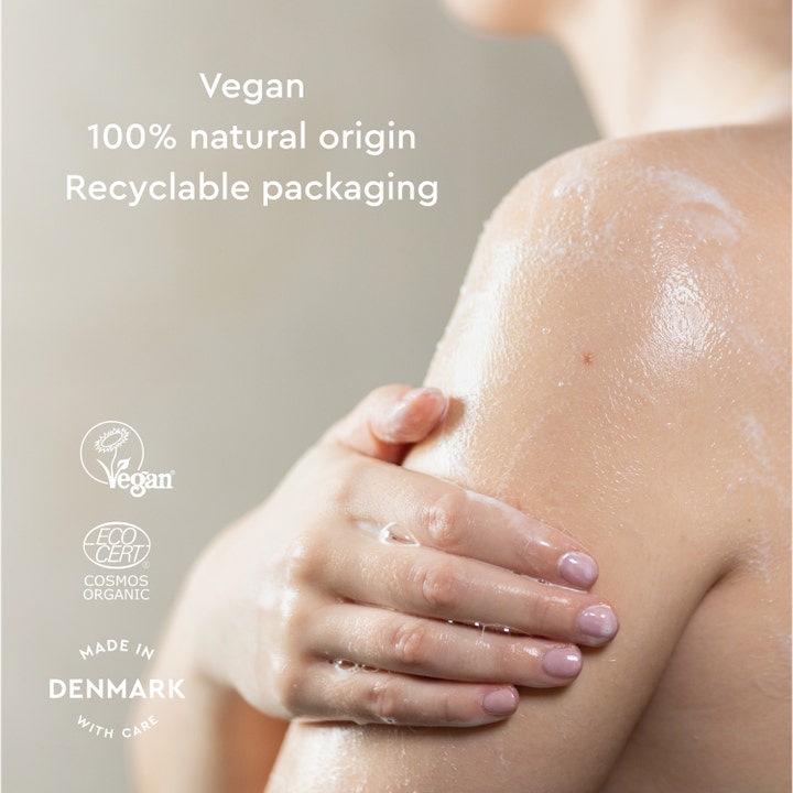 Urtekram Body Wash Soft Wild Rose 200 ml vegansk dusjsåpe som skummer på huden med 100% natural origin merking.