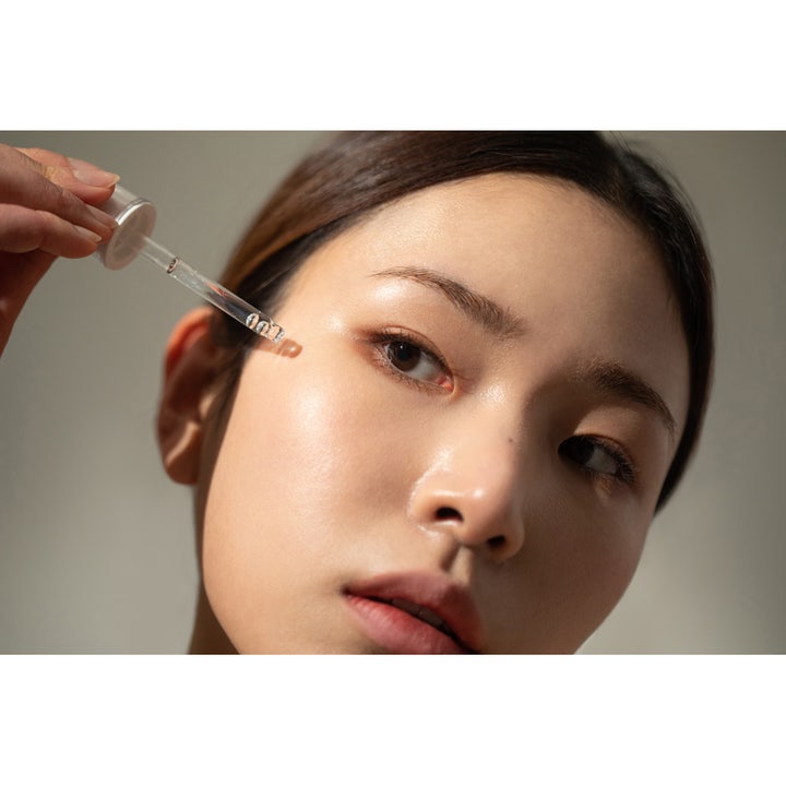 haruharu wonder Black Rice Facial Oil 30 ml fuktighetsgivende ansiktsolje påføres med pipette for naturlig glød