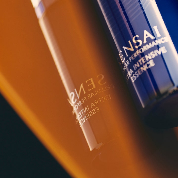 Sensai Cellular Performance Extra Intensive Essence 40 ml gir glød i en dypblå flaske med gyllen refleksjon.