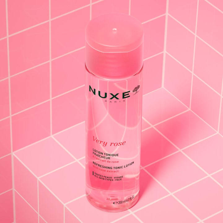Nuxe Very Rose Refreshing Tonic Lotion 200 ml oppfriskende ansiktsvatten i klar rosa flaske på rosa fliser.