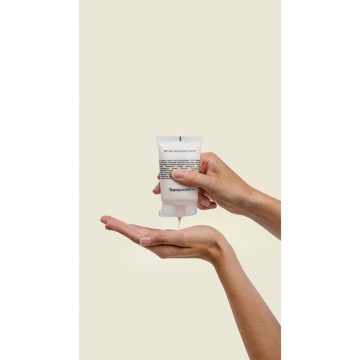 Niche Beauty Lab Transparent Lab Retinal Age Reverse Cream 50 ml antialdringskrem klemmet fra hvit tube i håndflaten