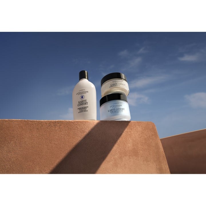 L'Occitane en Provence Shea Butter Body Shower Cream 250 ml fuktighetsgivende dusjsåpe i hvit flaske utendørs mot blå himmel