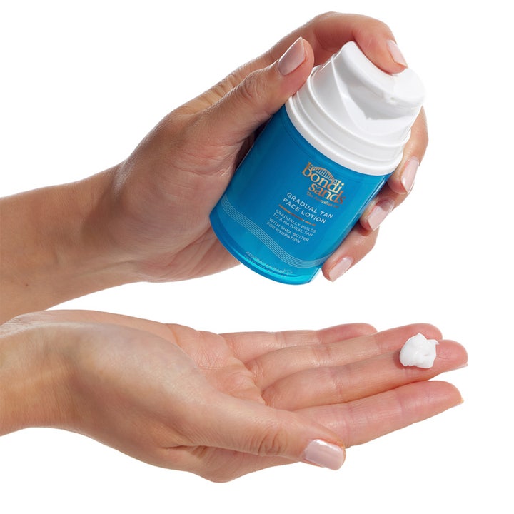 Bondi Sands Gradual Tan Face Lotion 50 ml fuktighetsgivende selvbruning i blå pumpeflaske med hvit krem i en hånd