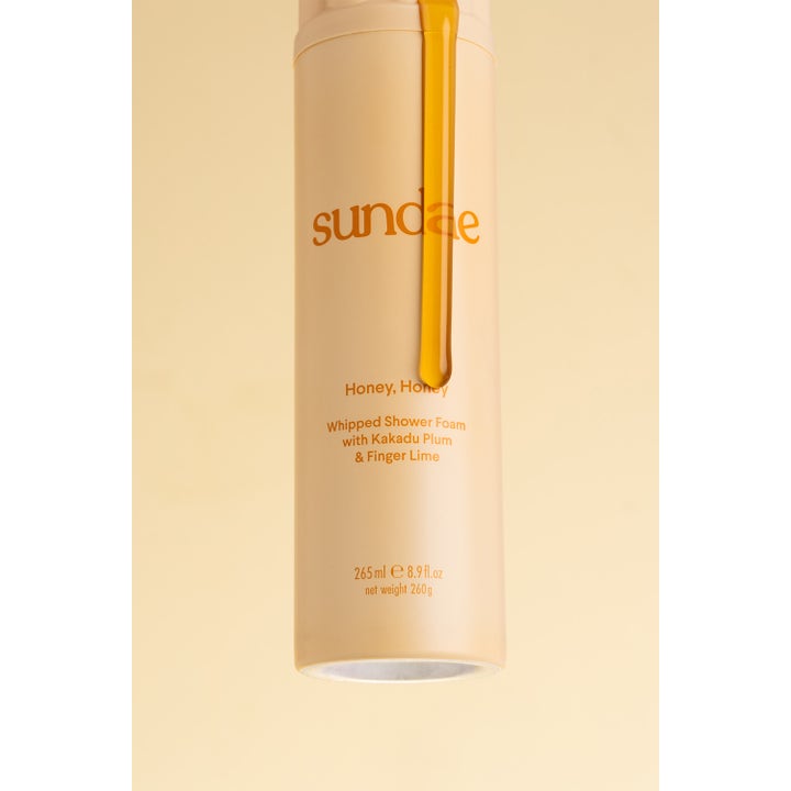 Sundae Honey Honey Whipped Shower Foam 265 ml dusjsåpe med honning som renner nedover beige flaske