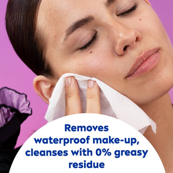 NIVEA Cleansing Set Wipes fjerner vannfast sminke og renser huden med 0% greasy residue på lilla bakgrunn.