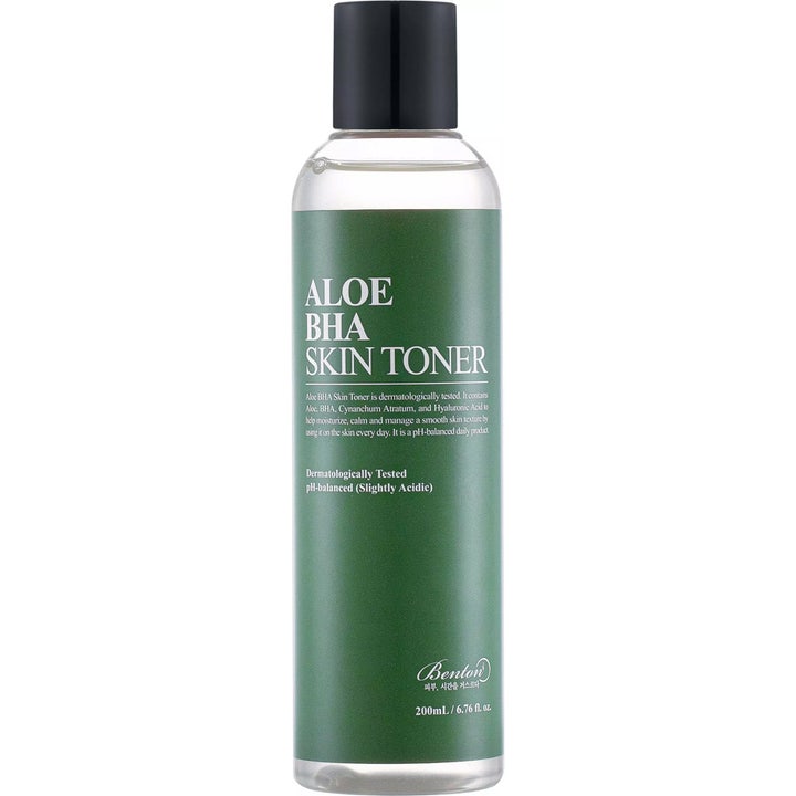 Benton Aloe BHA Skin Toner 200ml beroligende toner i en gjennomsiktig plastflaske med grønn etikett og sort kork.