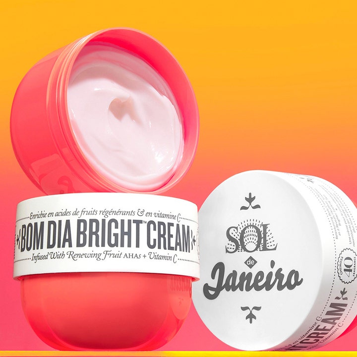 Sol de Janeiro Bom Dia Bright Cream 75 ml eksfolierende kroppskrem med fruktsyrer og lyst rosa tekstur