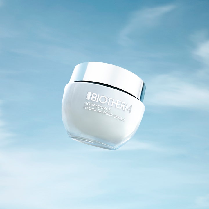 Biotherm Aquasource Hydra Barrier Cream 50 ml fuktighetskrem i hvit krukke svevende mot en blå himmel