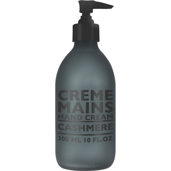 Compagnie de Provence Hand Cream Cashmere 300 ml mykgjørende håndkrem i grå frostet flaske med sort pumpe.