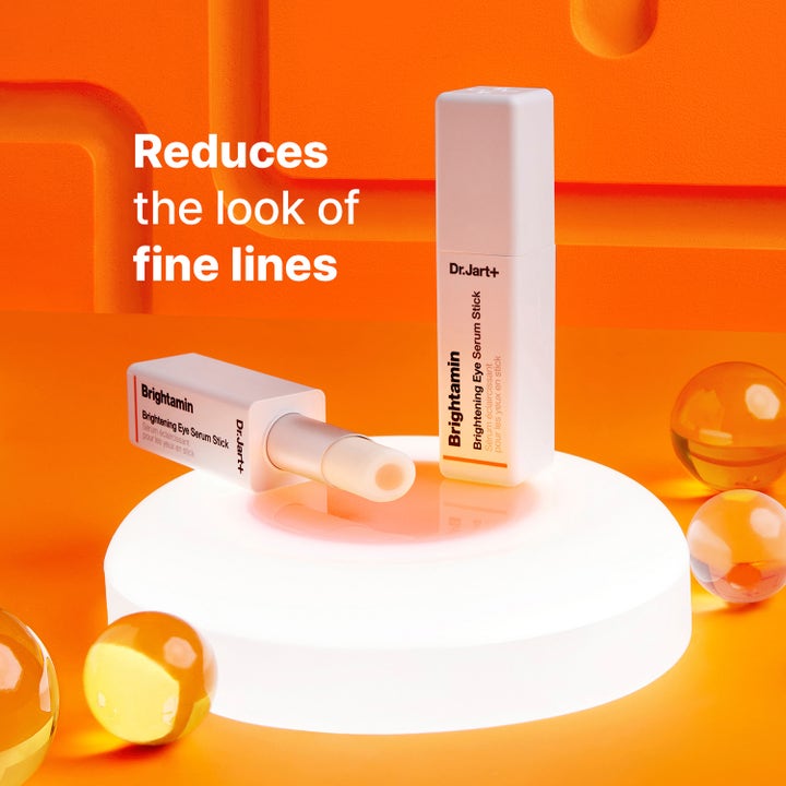 Dr.Jart+ Brightamin Brightening Eye Serum Stick 3,6 g reduserer fine linjer og gir glød i en hvit firkantet stift.