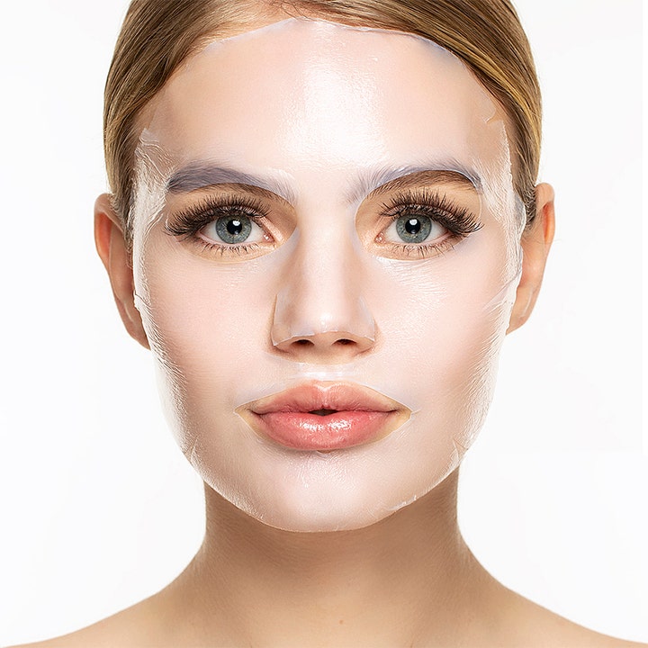 Starskin Red Carpet Ready Hydrating Bio-Cellulose Face Mask 40 g sheet mask som gir fuktighet påført en kvinnes ansikt
