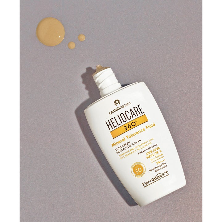 Heliocare Mineral Tolerance Fluid 50 ml solkrem gir SPF 50 beskyttelse i hvit flaske med beige dråper.