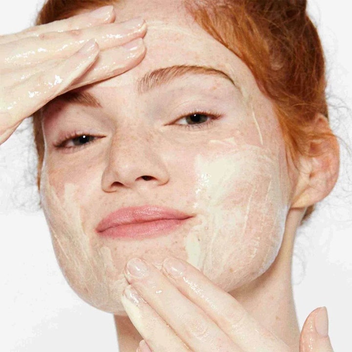 Dermalogica Daily Milkfoliant 13 g beroligende ansiktsskrubb som påføres på huden av en person med fregner.