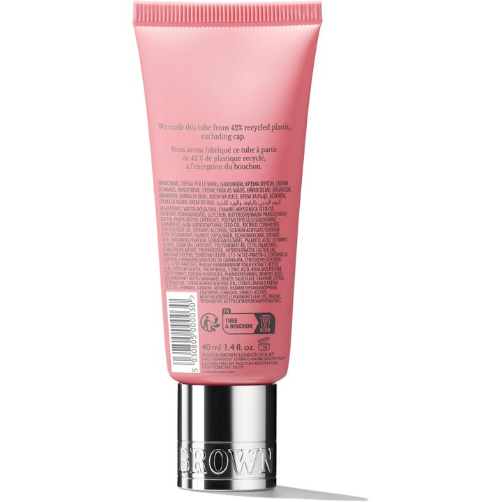 Molton Brown Delicious Rhubarb & Rose 40 ml fuktighetsgivende handkrem baksiden av rosa tube i resirkulert plast.