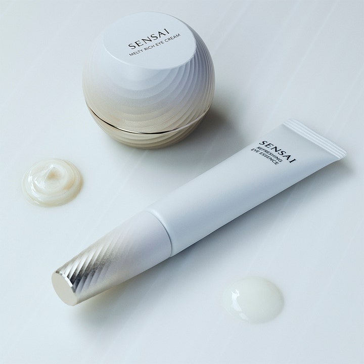 Sensai Total Eye Treatment 35 ml øyepleie i hvit perlemorsfinish med kremet øyekrem og lett øyeessens.