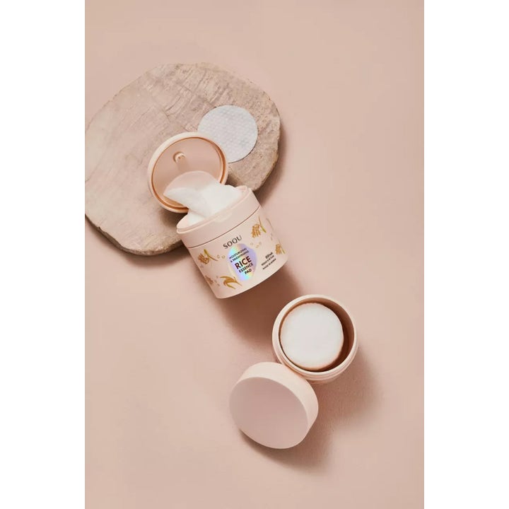 SOQU Rice Essence Pad 60 stk fuktighetsgivende essence pads i beige krukker på en dekorativ steinplate