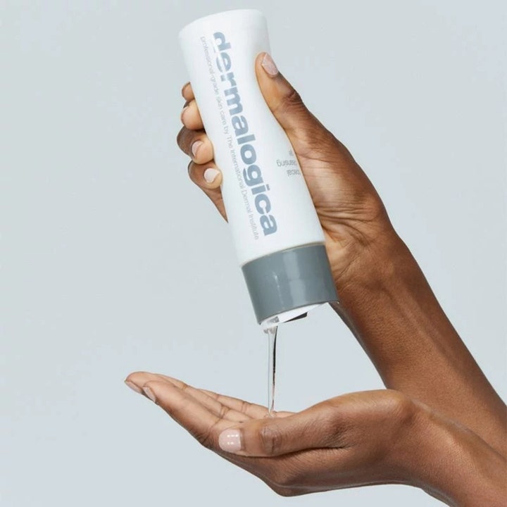 Dermalogica Special Cleansing Gel Refill 500 ml ansiktsrens viser klar gel som helles fra hvit tube i en håndflate.