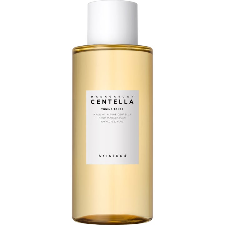 Skin1004 Madagascar Centella Toning Toner 400 ml beroligende toner i klar flaske med gulaktig væske og hvit kork