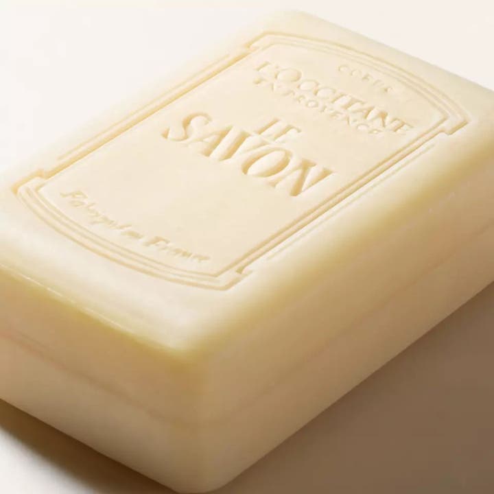L'Occitane Extra Gentle Soap Lavender 250 g mild håndsåpe som rengjør skånsomt, kremfarget såpestykke med preget logo