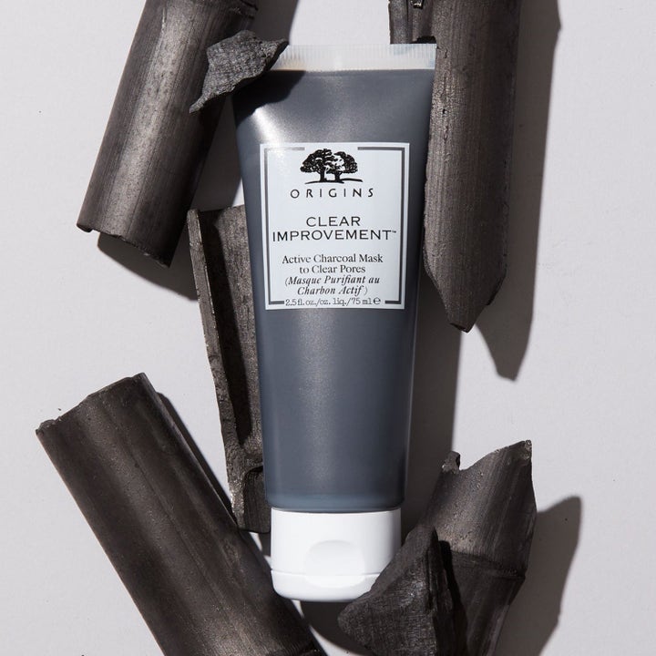 Origins Clear Improvement 75 ml ansiktsmaske med aktivt kull som renser porer i grå tube omgitt av kull