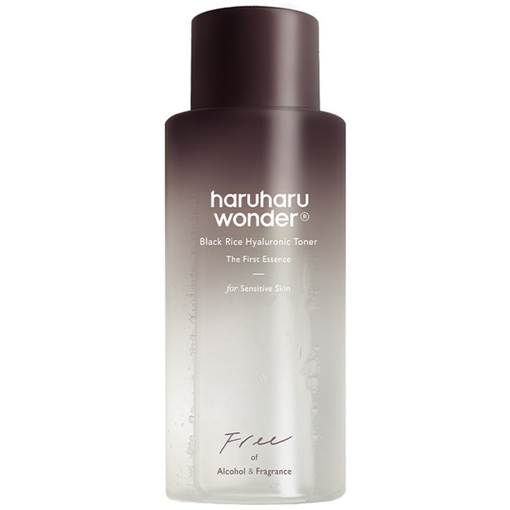 haruharu wonder Black Rice Hyaluronic Toner 150 ml fuktighetsgivende toner i mørkebrun til klar gradert flaske.