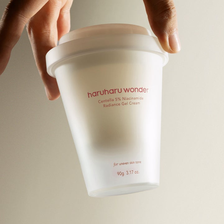 haruharu wonder Centella 5% Niacinamide Radiance Gel Cream 90 g gelkrem for jevnere hudtone i hvit koppformet krukke.