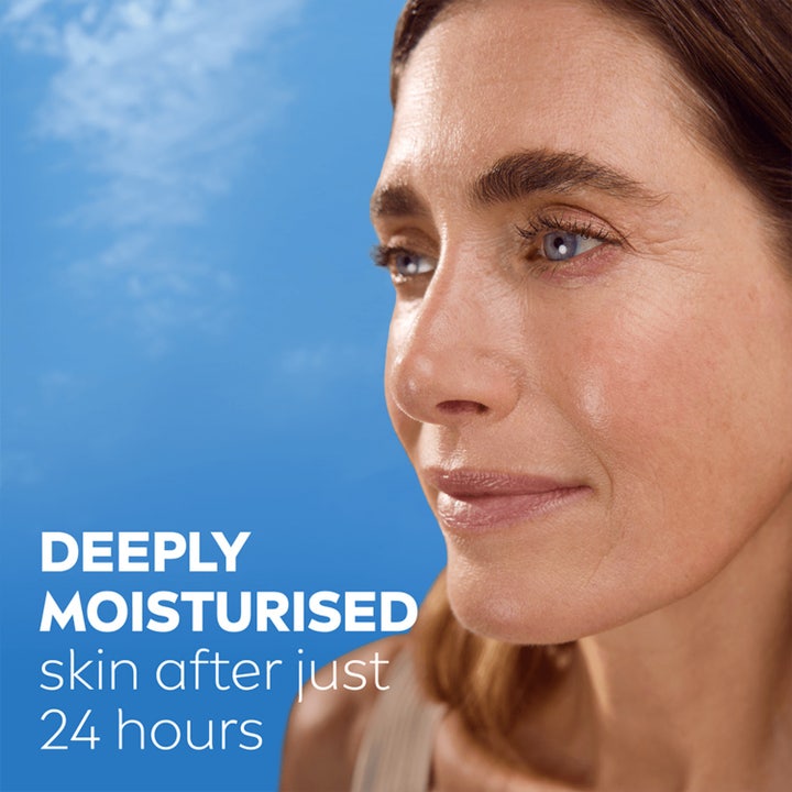 NIVEA Q10 Collagen Expert 3IN1 Repairing Serum 30 ml reparerende serum på kvinne med tekst om fuktet hud etter 24 timer