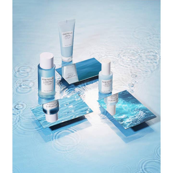 SKIN1004 Madagascar Centella Hyalu-Cica Sleeping Pack 100 ml fuktighetsgivende nattmaske i lyseblå tube over vann og speil