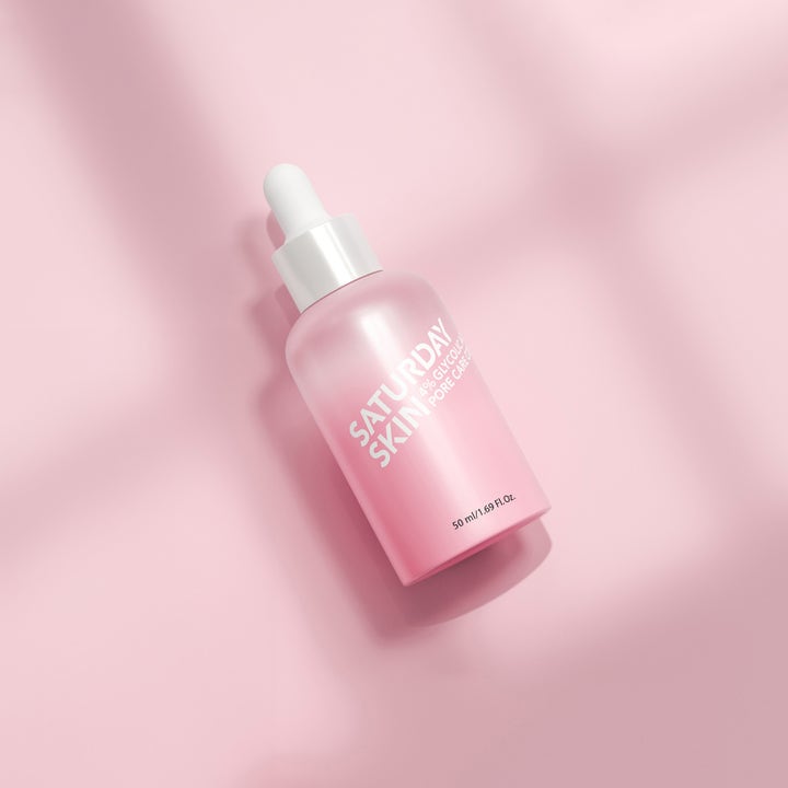Saturday Skin Pore Active Treatment Serum 50 ml med 4 % glykolsyre i rosa frostet glassflaske med hvit pipette.