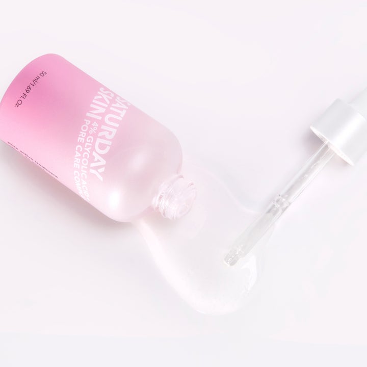 Saturday Skin Pore Active Treatment 50 ml eksfolierende serum med glykolsyre i rosa flaske med flytende tekstur.