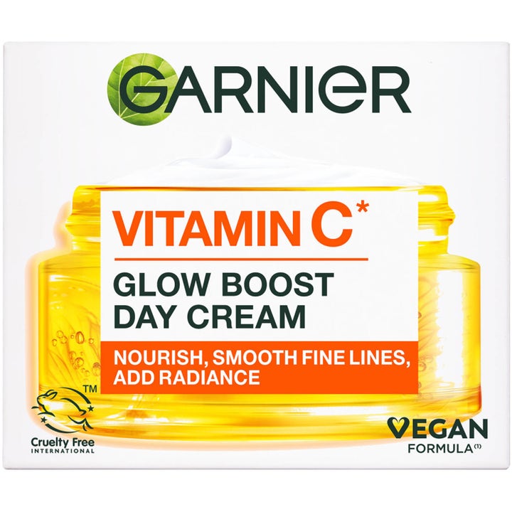 Garnier Skin Active Vitamin C 50 ml glødgivende dagkrem i hvit eske med bilde av gul glasskrukke og vegansk logo.
