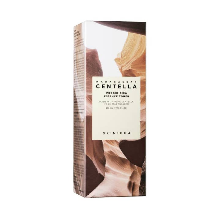 SKIN1004 Madagascar Centella Probio-Cica Essence Toner 210 ml fuktighetsgivende toner i eske med brunt naturmotiv