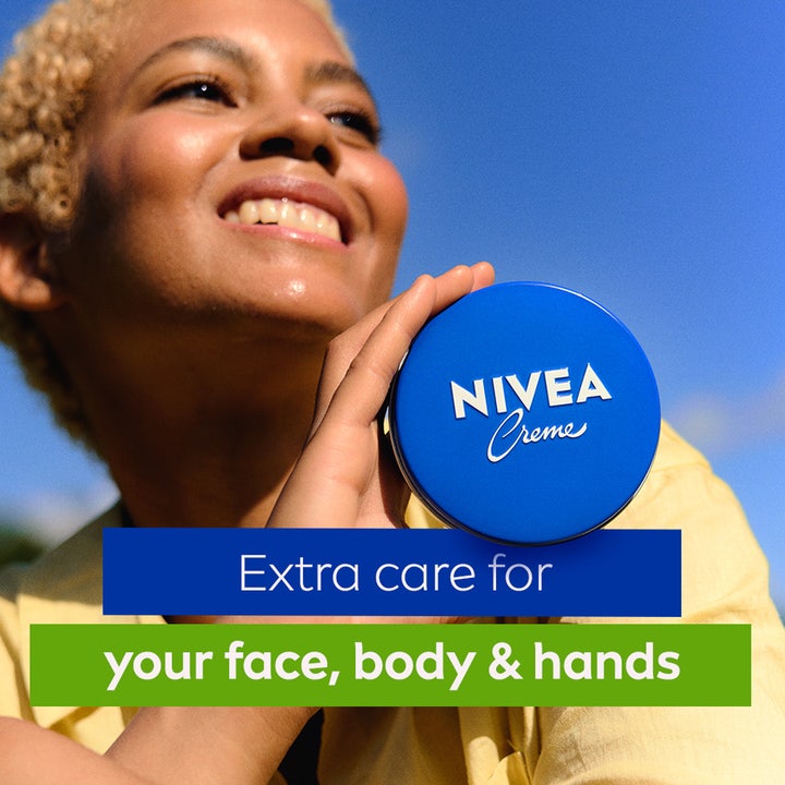 NIVEA Creme 75 ml pleiende fuktighetskrem for ansikt, kropp og hender holdt av en smilende person i solskinn.