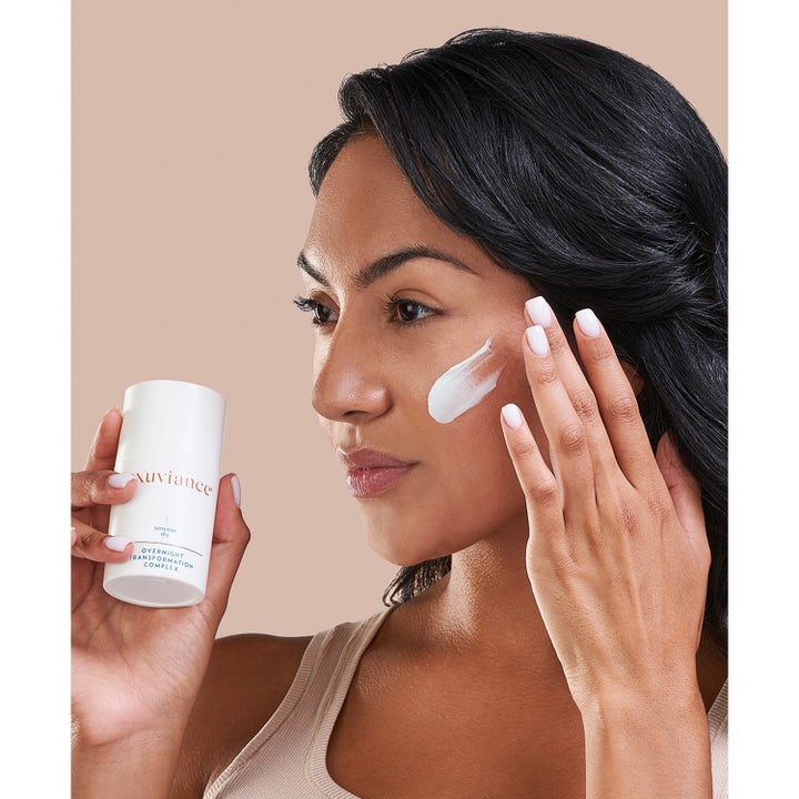 Exuviance Overnight Transformation Complex 50 g nattkrem som gir fuktighet påføres huden med hvit krem.