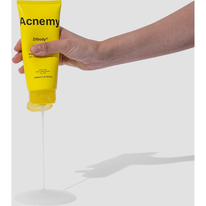 Niche Beauty Lab Acnemy Zitbody 200 ml rensende kroppssåpe i gul tube som helles ut i en klar geltekstur