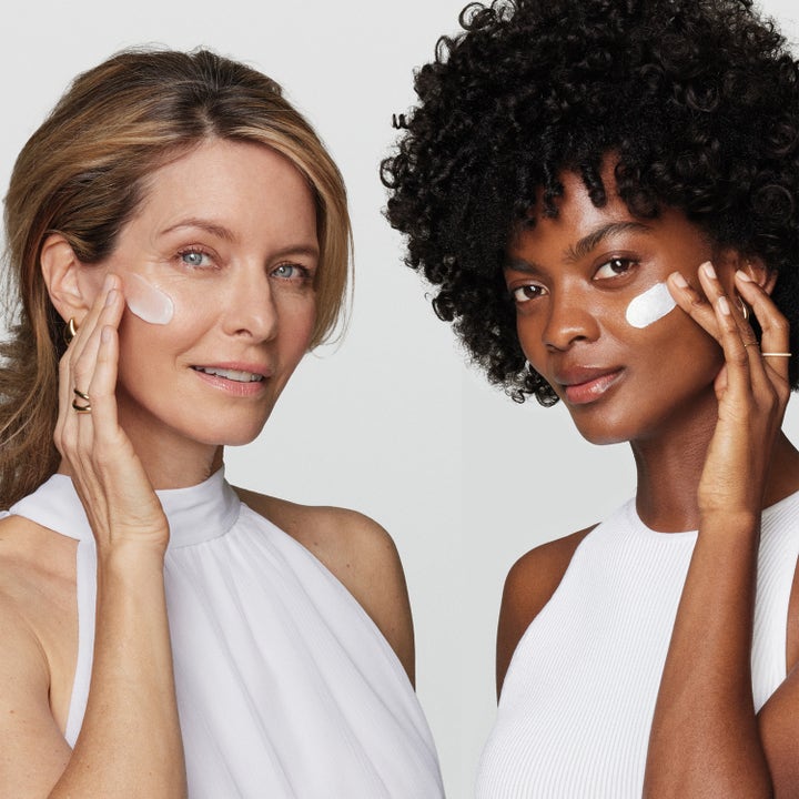Estée Lauder DayWear Anti-Oxidant Creme 30 ml beskyttende dagkrem som to kvinner påfører hvit tekstur på kinnene.
