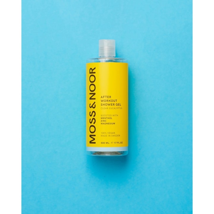 Moss & Noor After Workout Shower Gel 500 ml oppfriskende dusjsåpe med mentol og sink i gul flaske mot blå bakgrunn