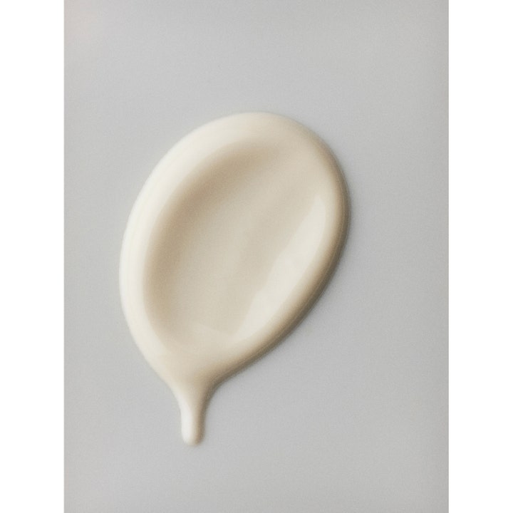Rudolph Care Firming Therapy Rich Cream 50 ml er en oppstrammende ansiktskrem med fyldig, hvit tekstur.
