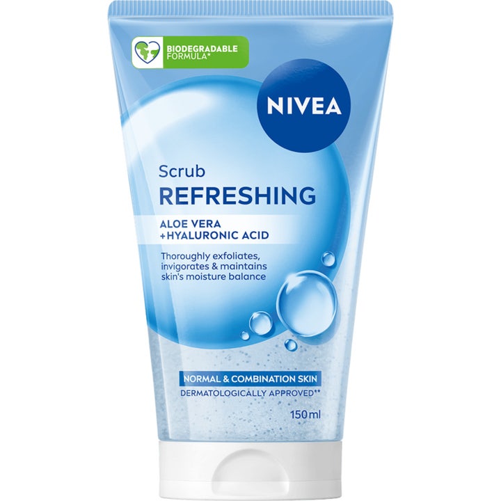 Nivea Refreshing Scrub 150 ml ansiktsskrubb som gir fuktighet i lyseblå tube med synlige korn og hvit kork