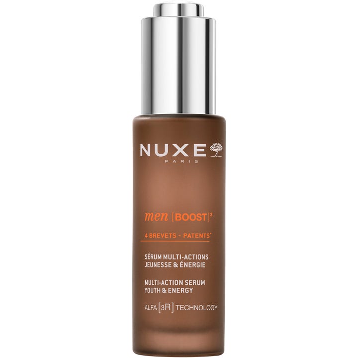 Nuxe Men Boost Multi-Action Serum 30 ml gir energi i en brun frostet glassflaske med sølvpumpe.