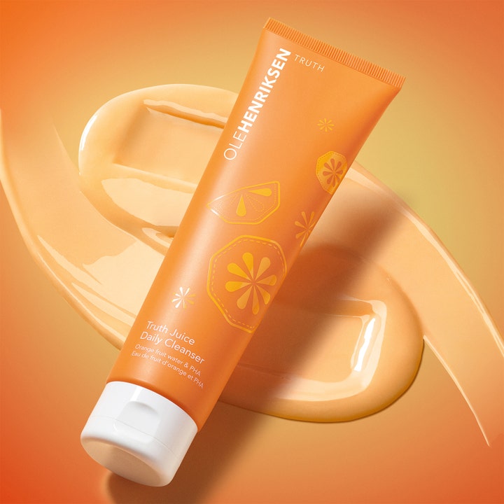 Ole Henriksen Truth Juice Daily Cleanser 147 ml rengjøringsgel med PHA i oransje tube over en glinsende geltekstur.